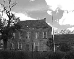 It is said that a German soldier was killed in this house at the time of the Second World War. The building is also known for the four women who commi